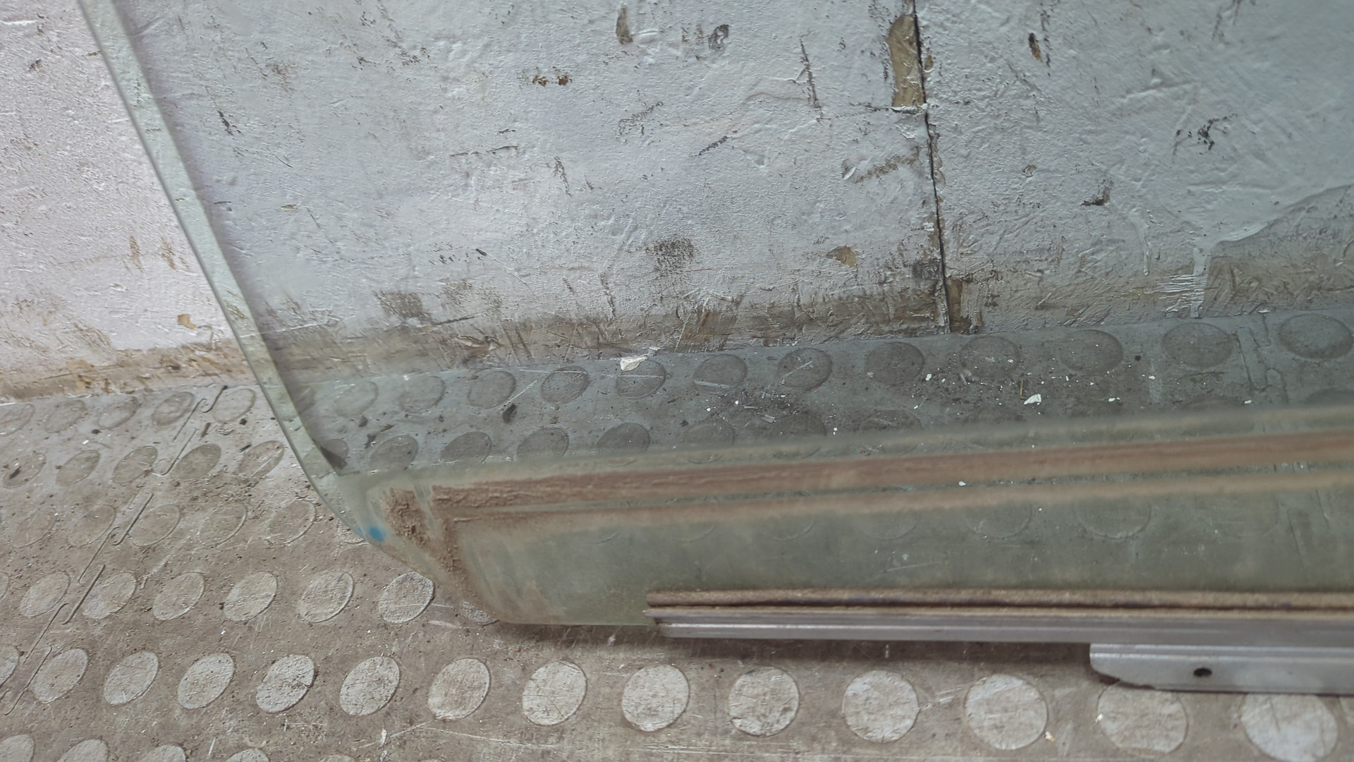 Стекло двери задней левой