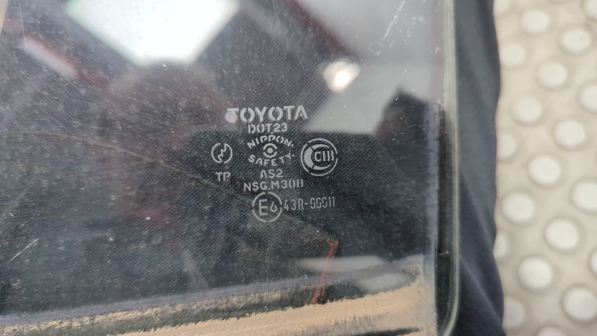 Стекло двери задней левой