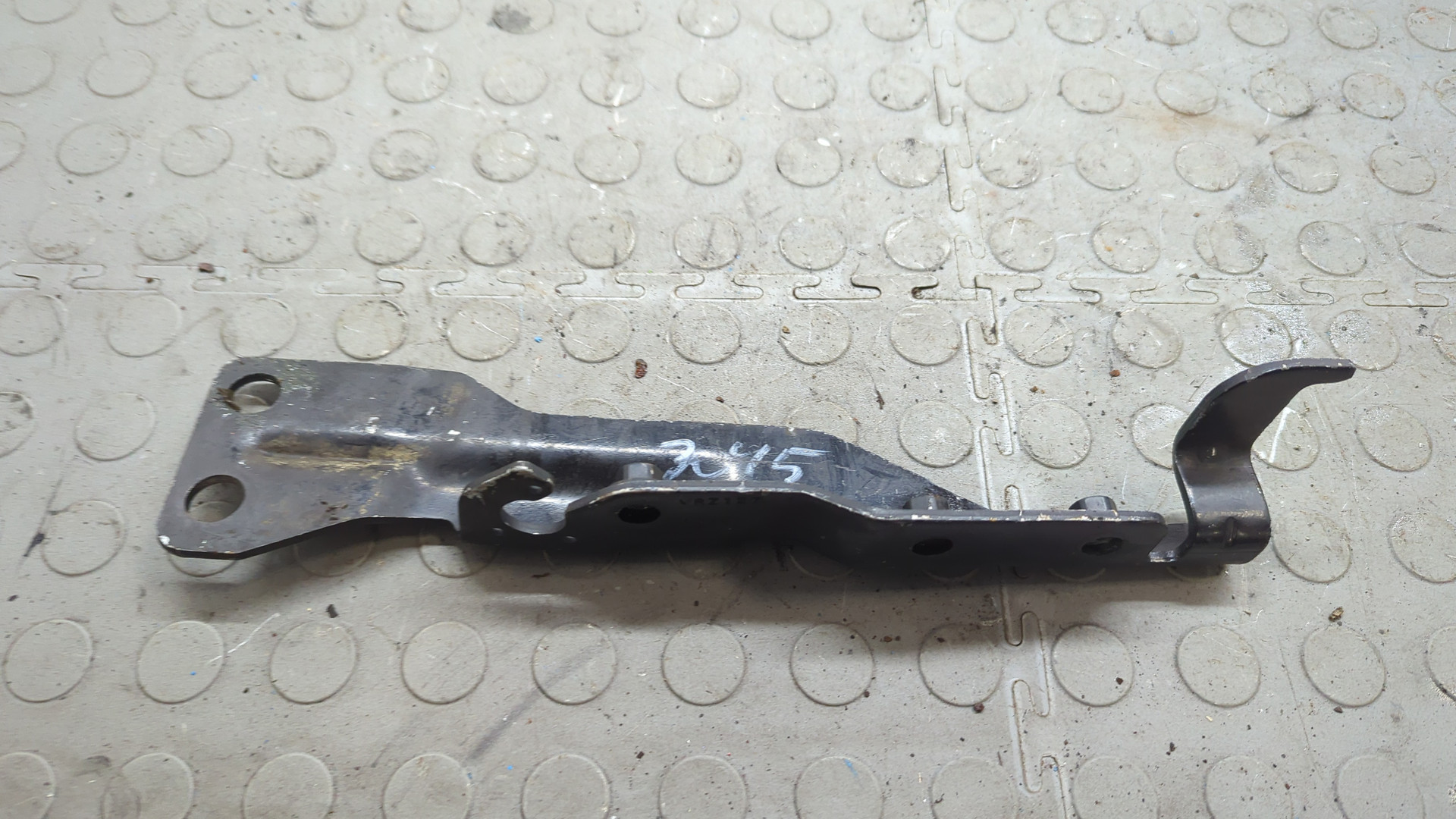 Петля капота левая