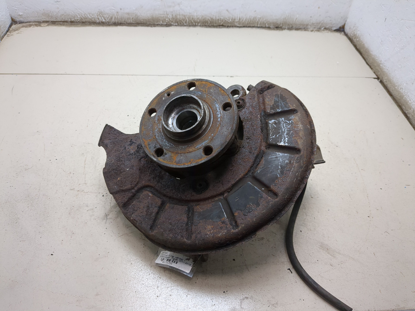 Кулак поворотный передний левый