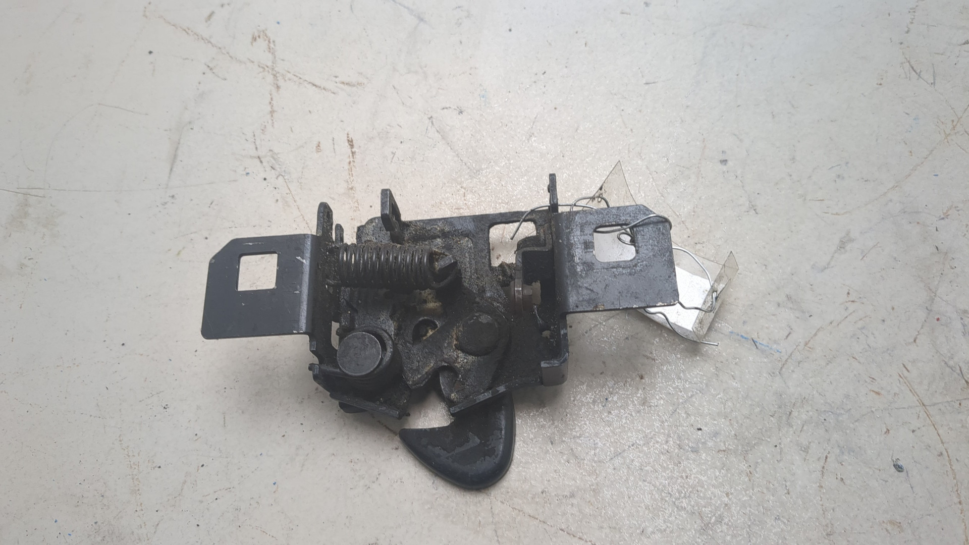 Замок капота