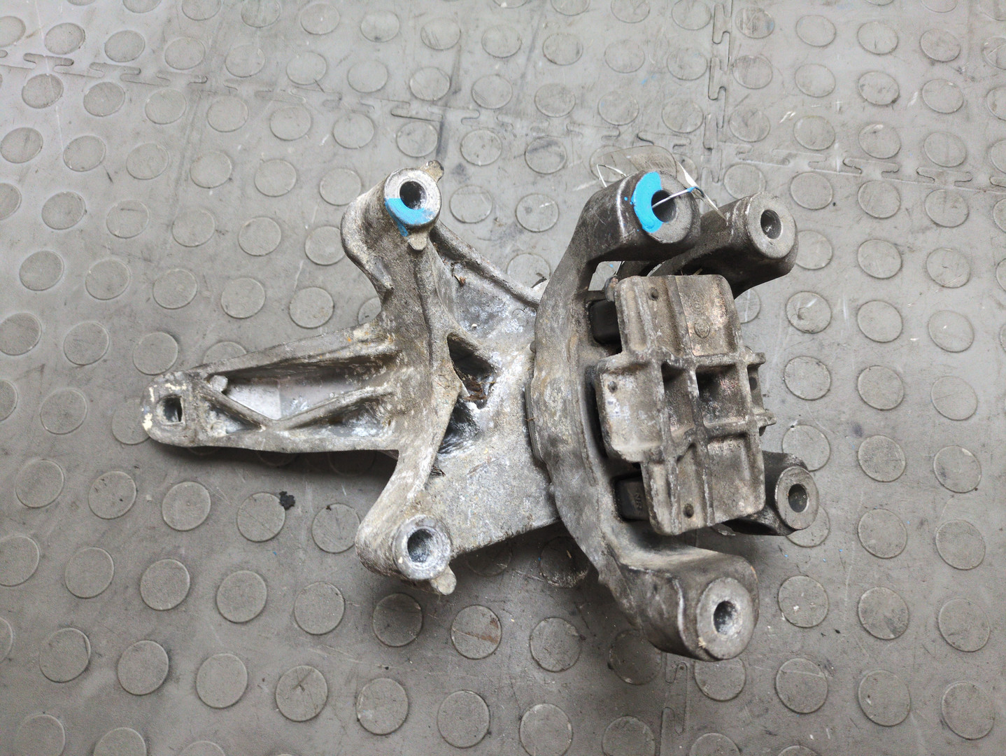 Опора двигателя