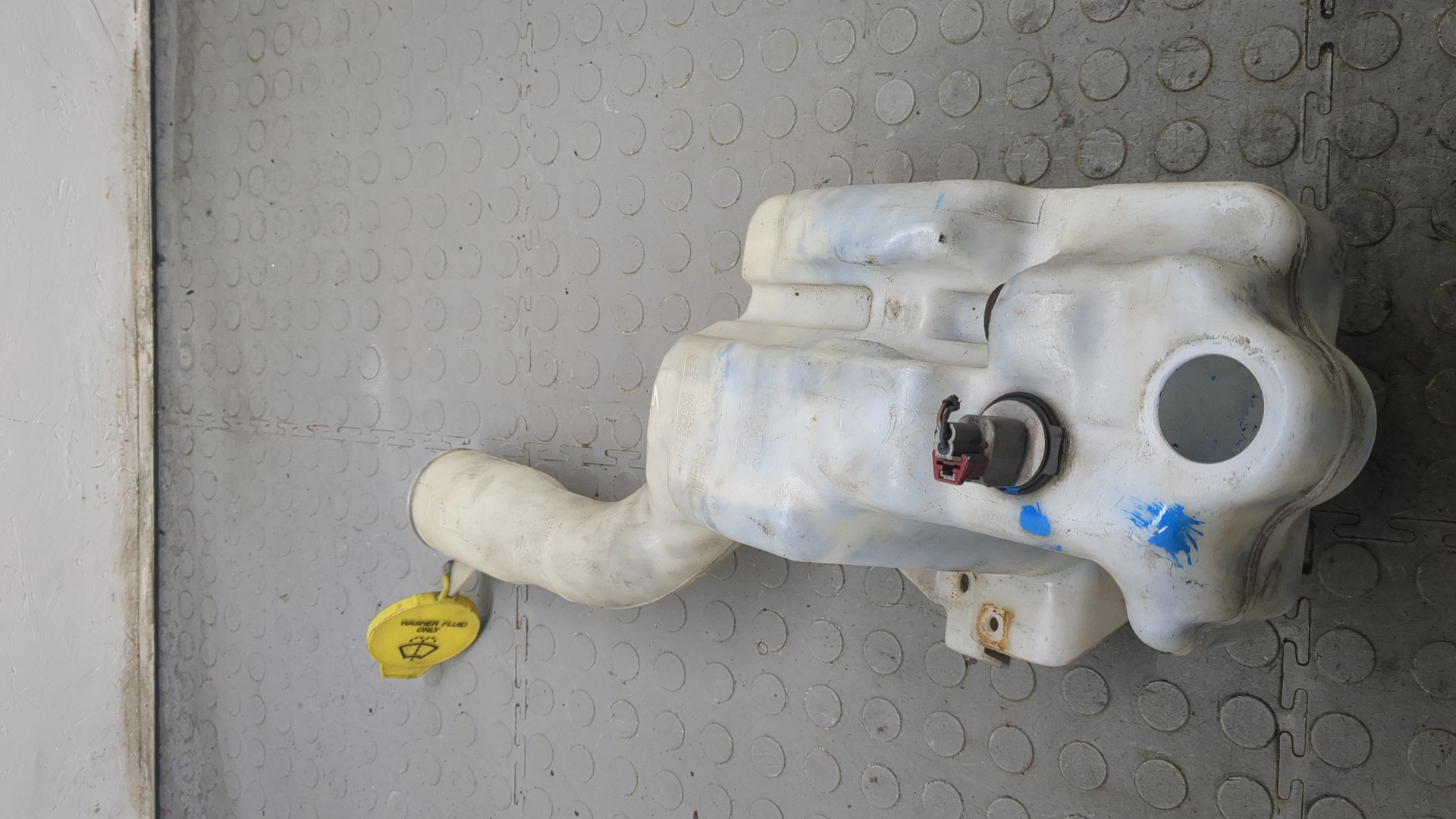 Бачок омывателя лобового стекла