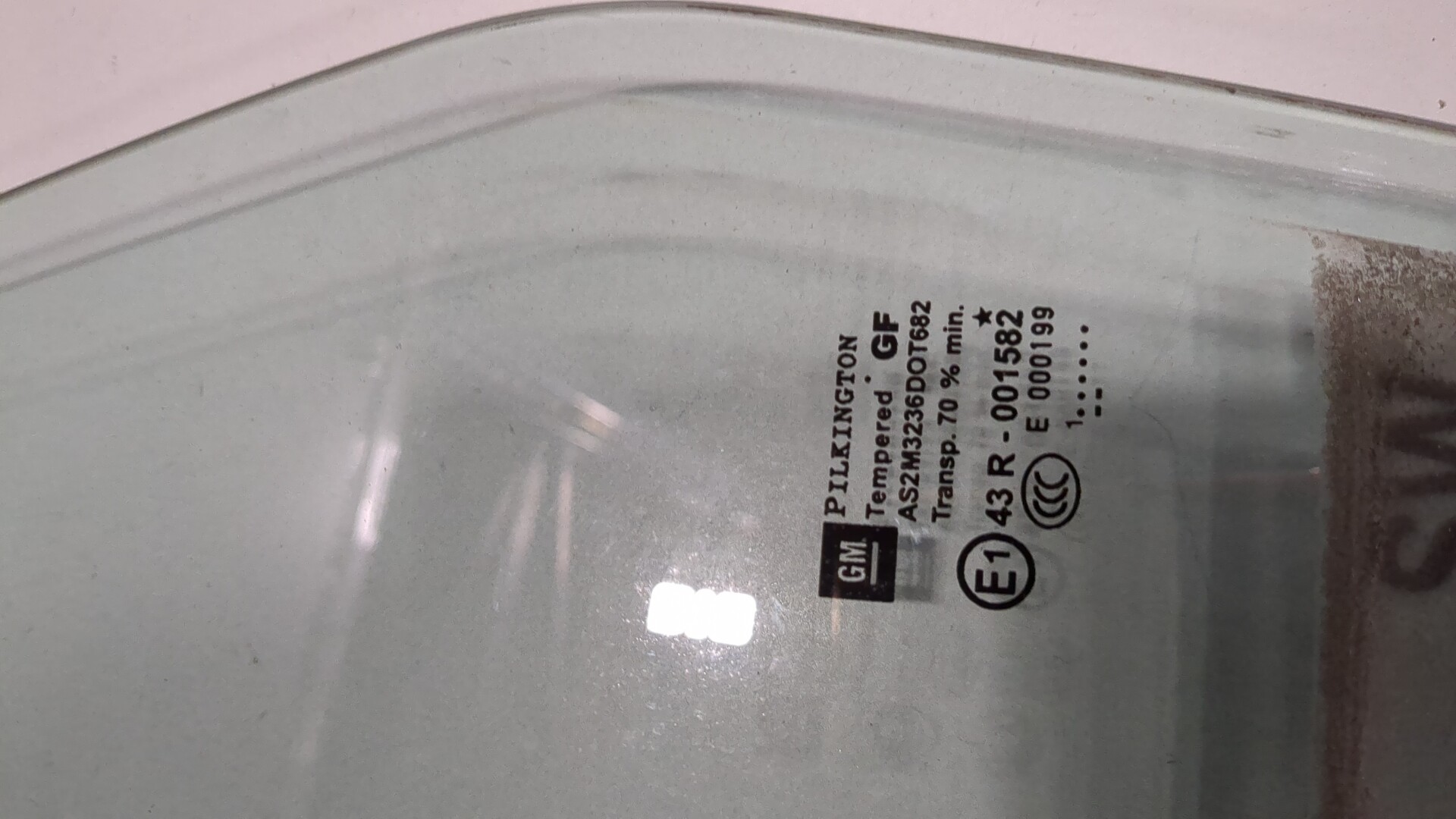 Стекло двери задней левой