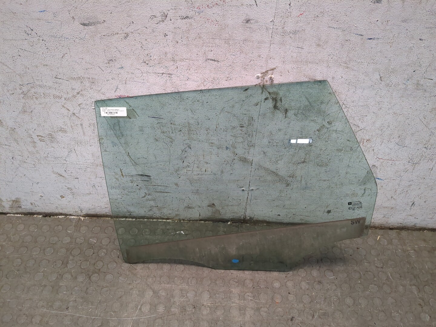 Стекло двери задней левой