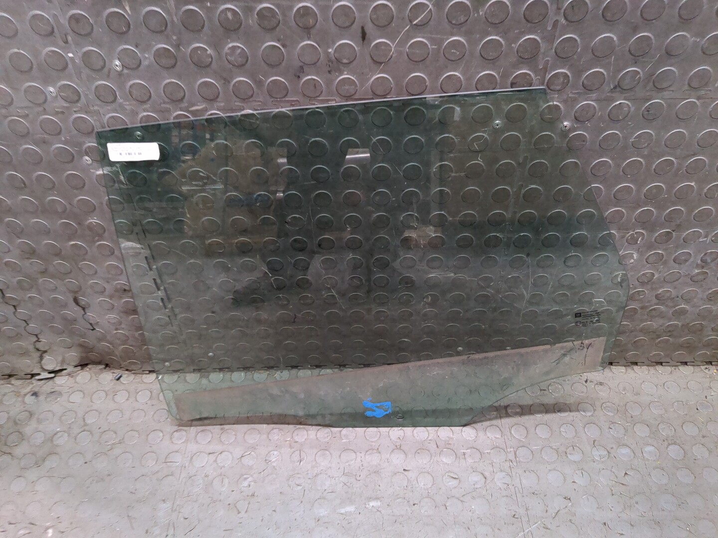 Стекло двери задней левой