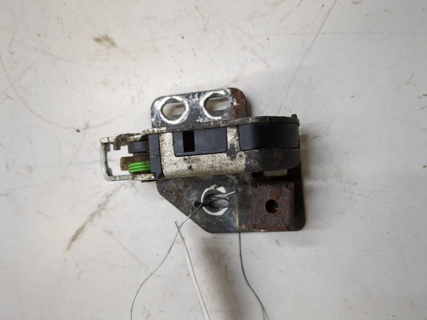 Замок двери задней левой