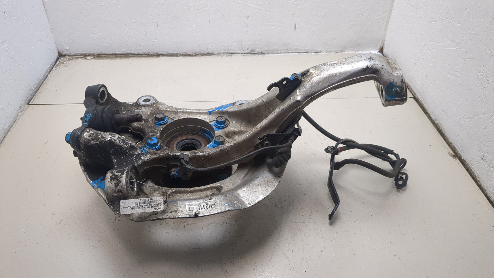 Кулак поворотный передний левый