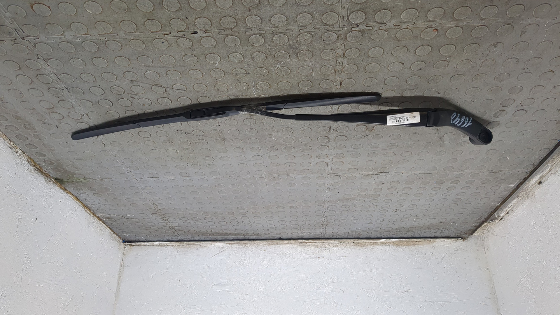 Поводок стеклоочистителя передний левый