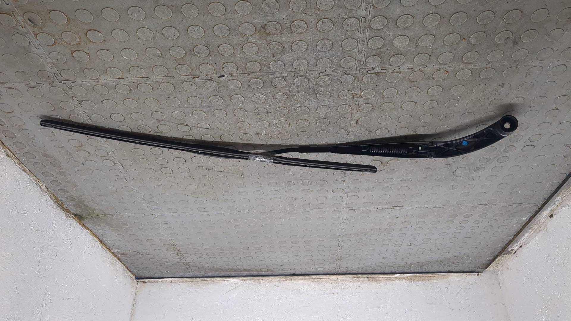 Поводок стеклоочистителя передний левый