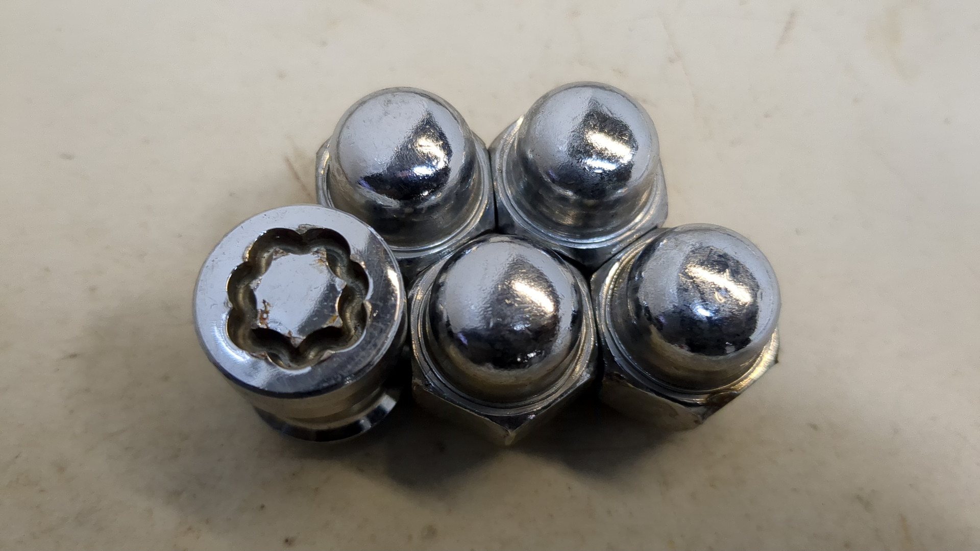 Гайка колеса