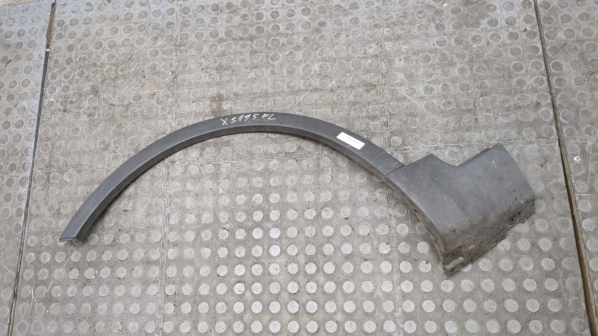 Накладка переднего крыла правого