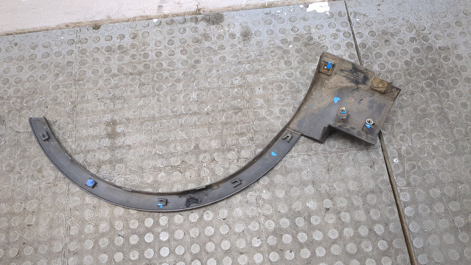 Накладка переднего крыла правого