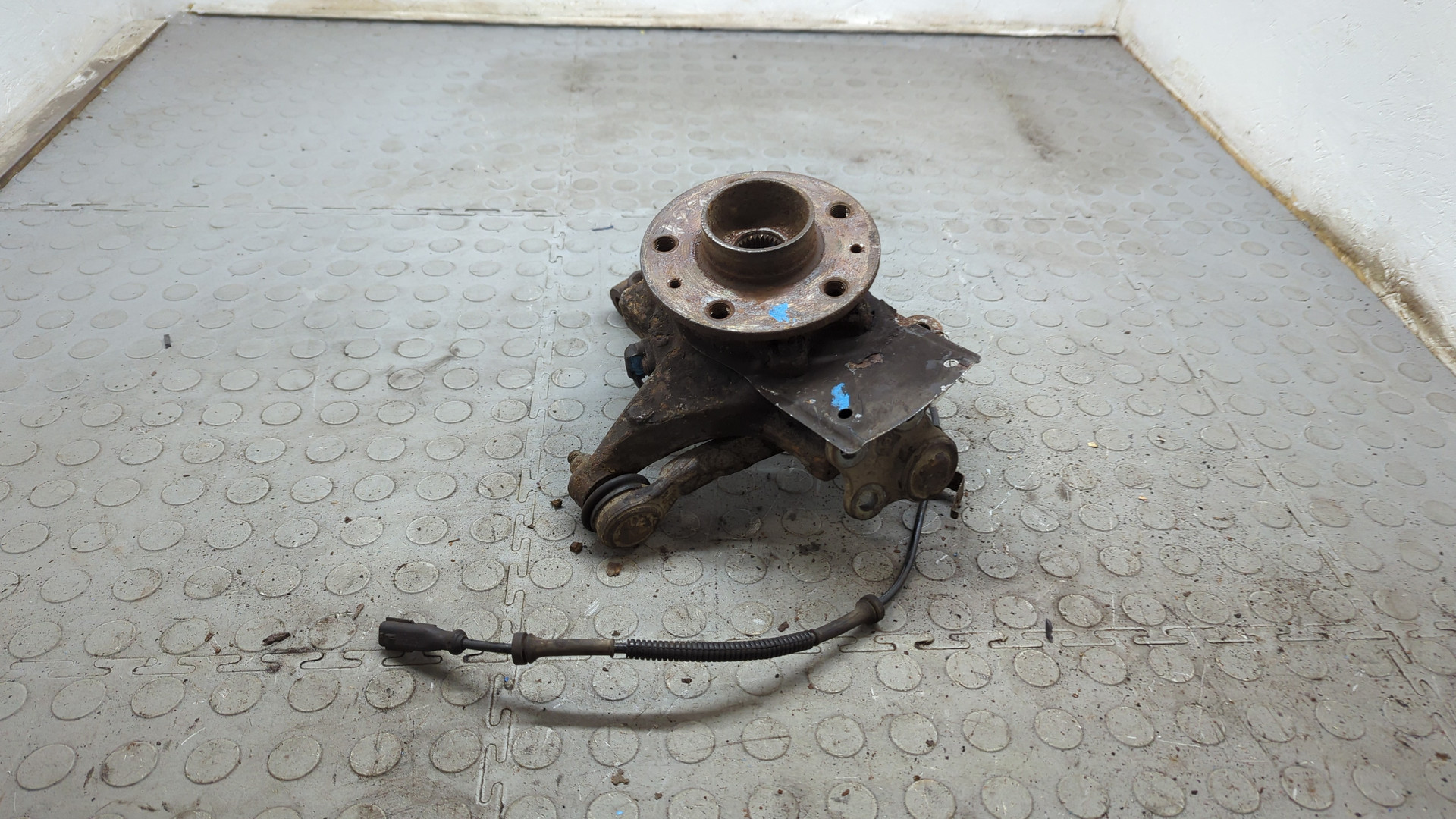 Кулак поворотный передний правый