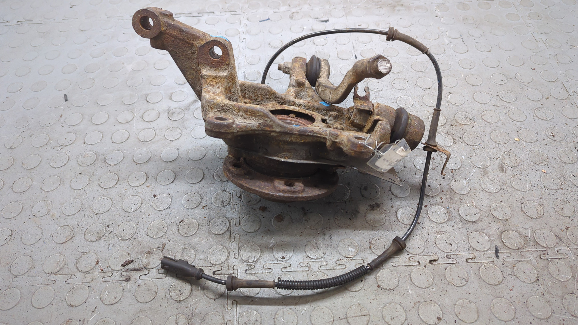 Кулак поворотный передний правый