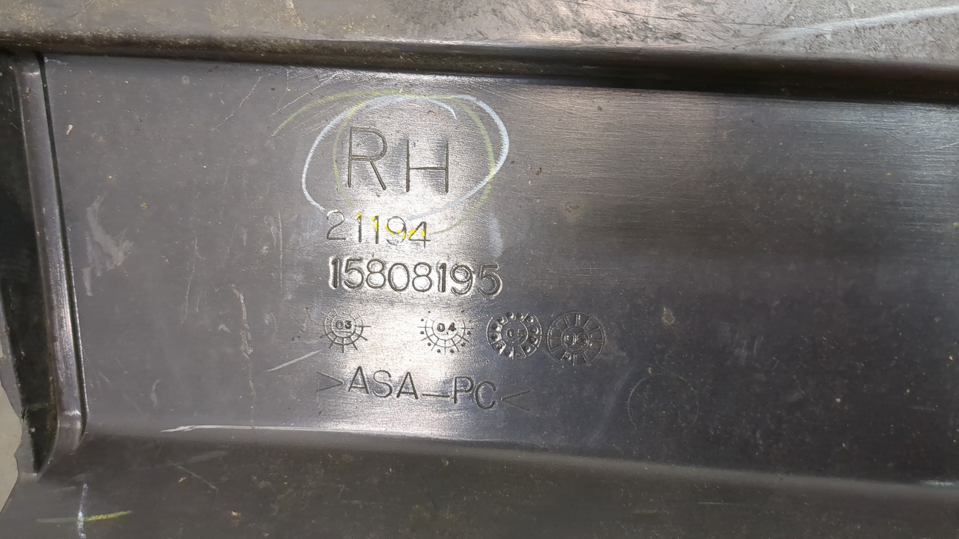 Рейлинг (релинг) правый (планка на крышу)