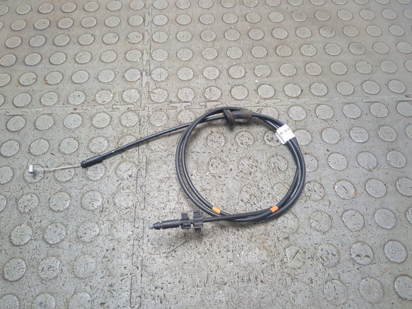 Трос открывания капота