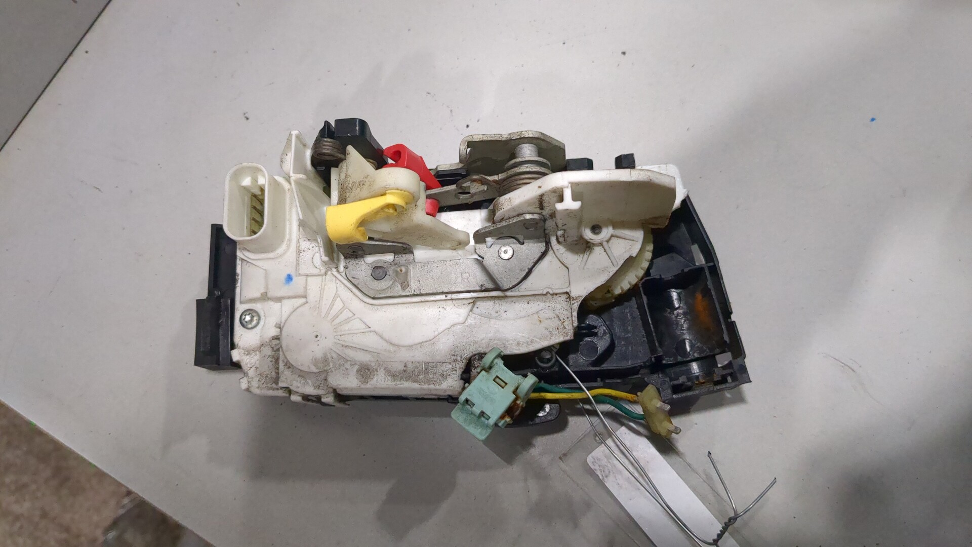 Замок двери передней правой