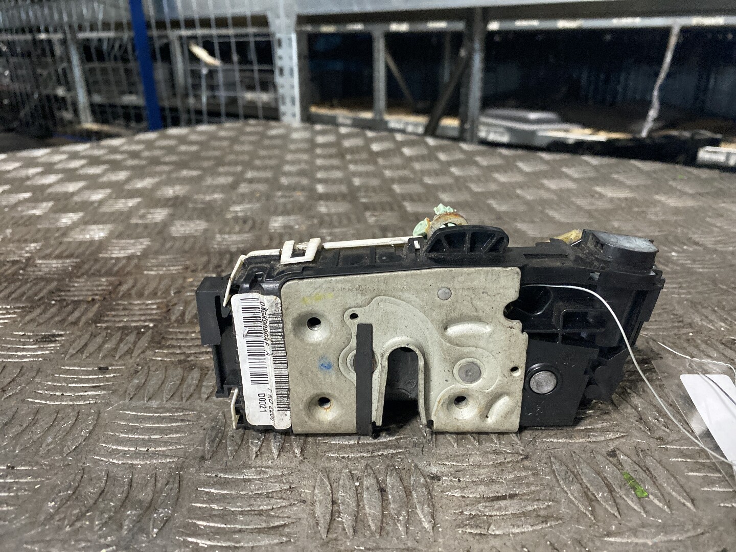 Замок двери передней правой