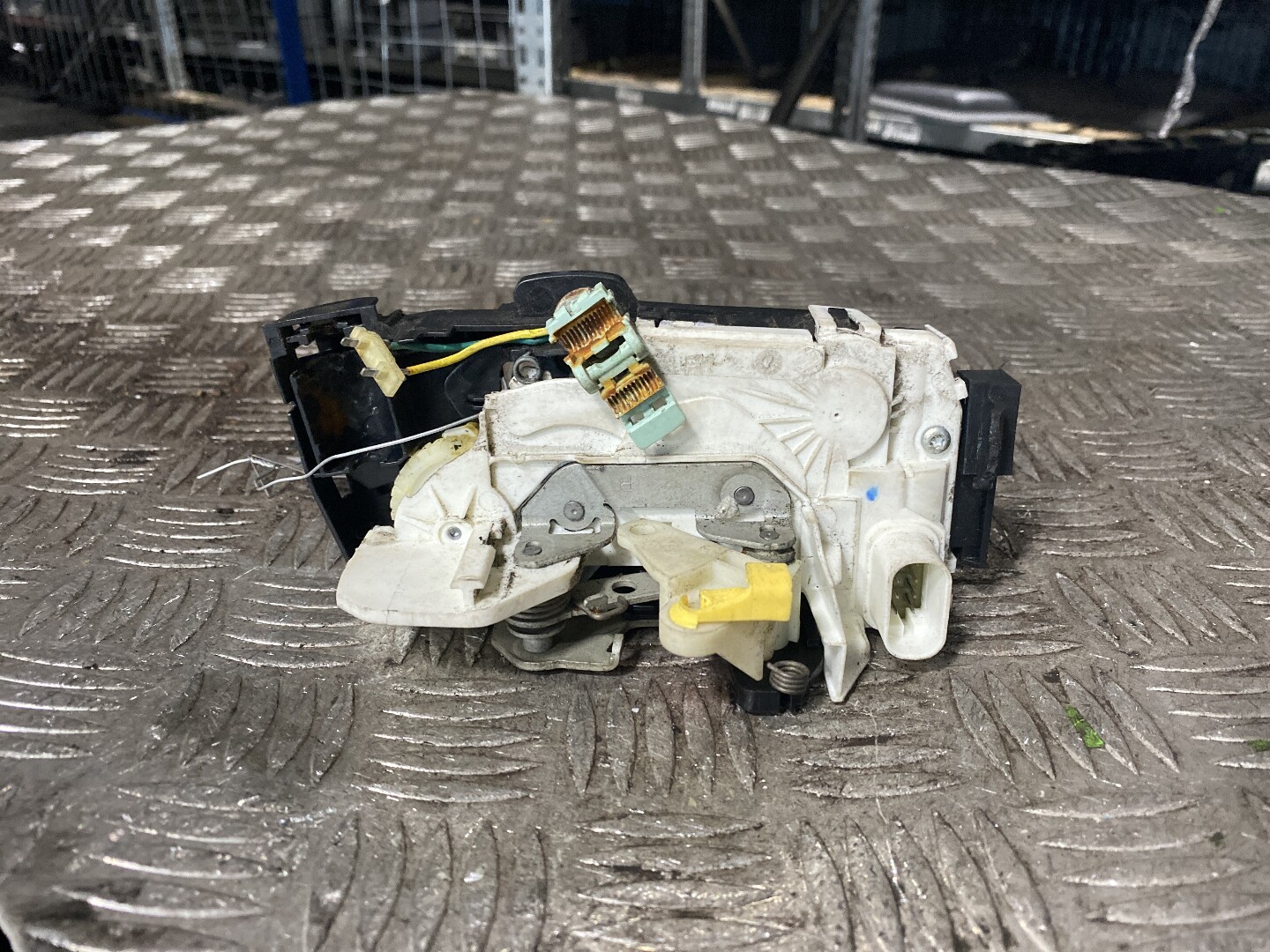 Замок двери передней правой