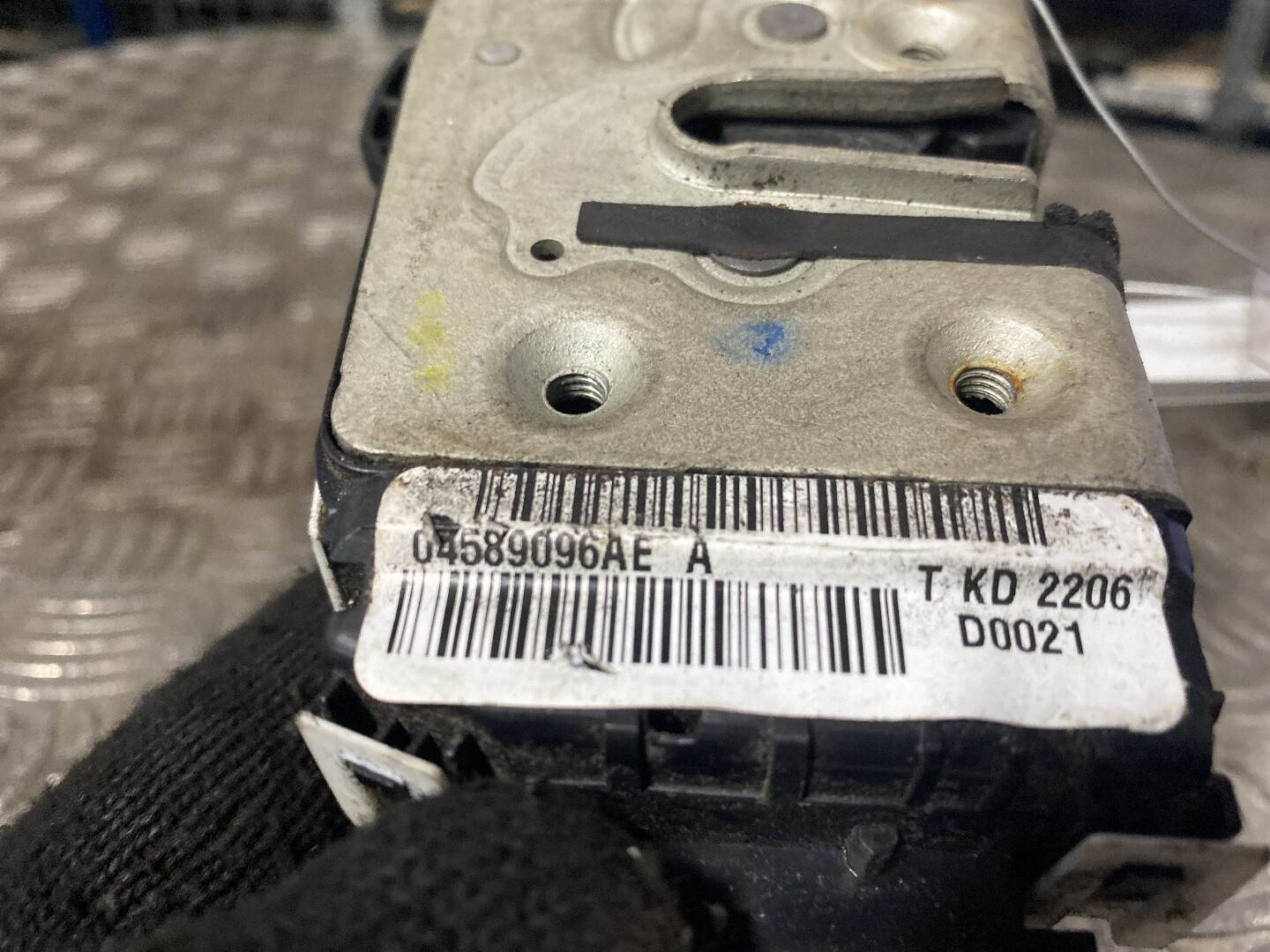 Замок двери передней правой