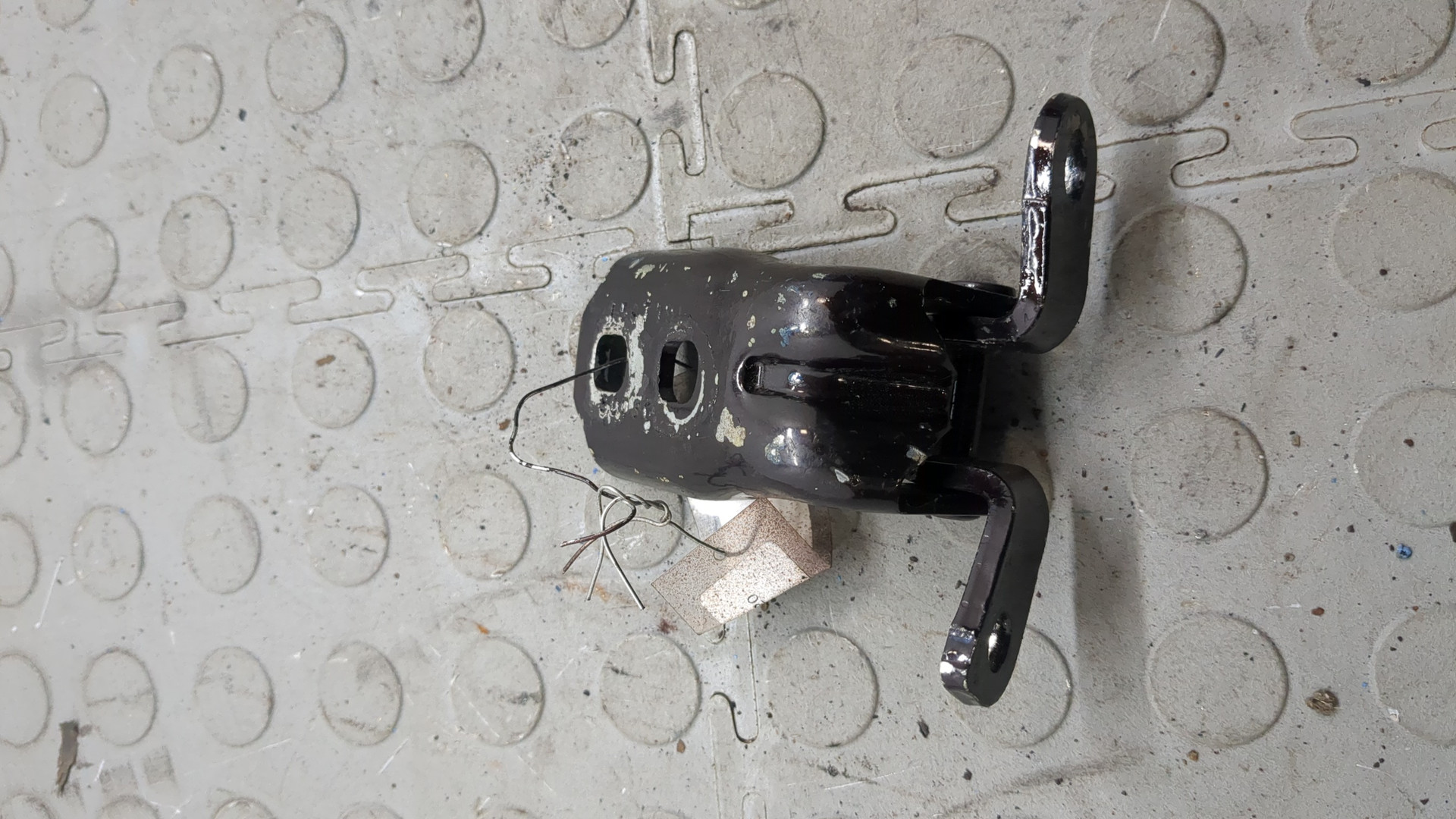 Петля двери