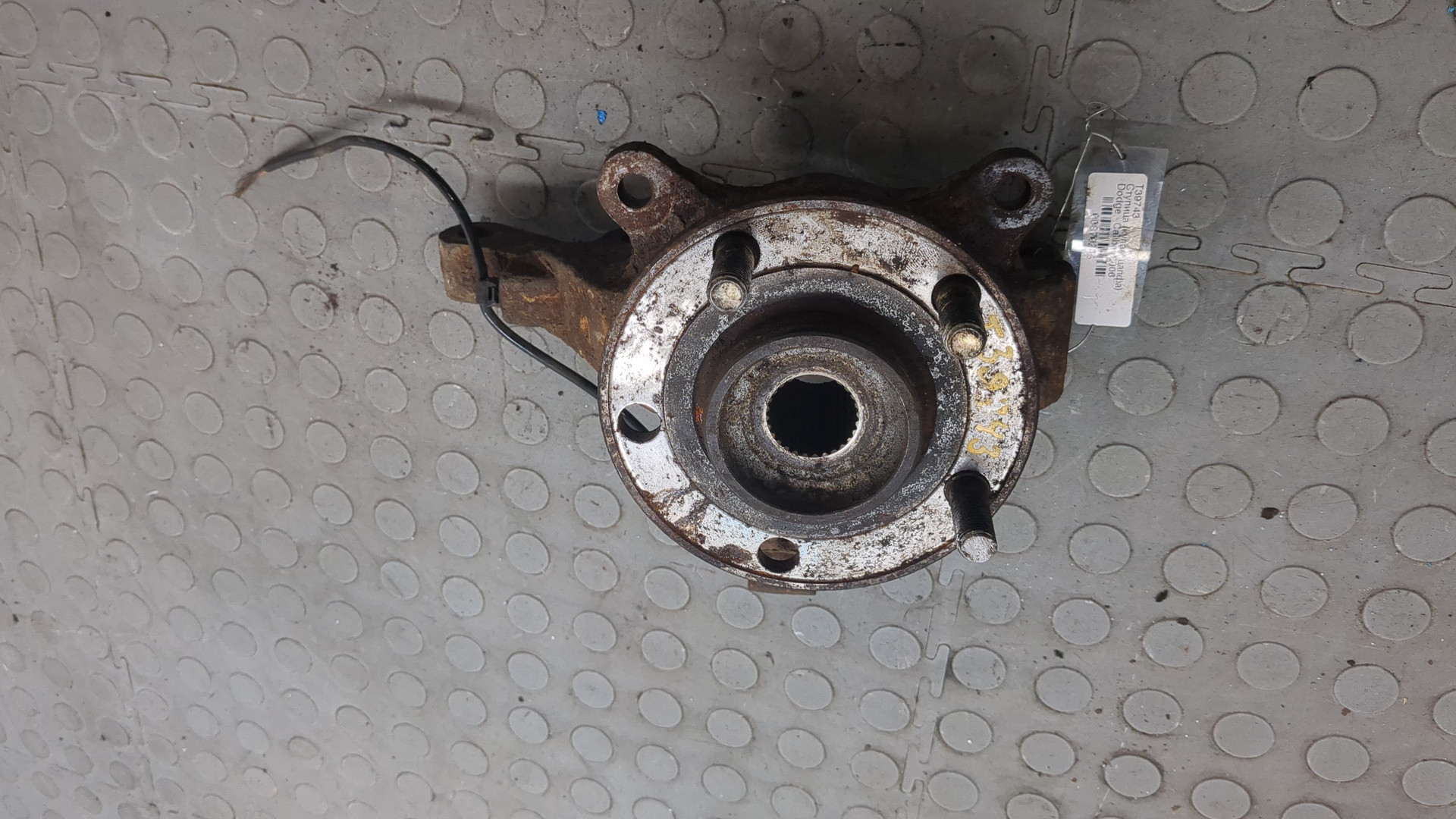 Кулак поворотный передний правый