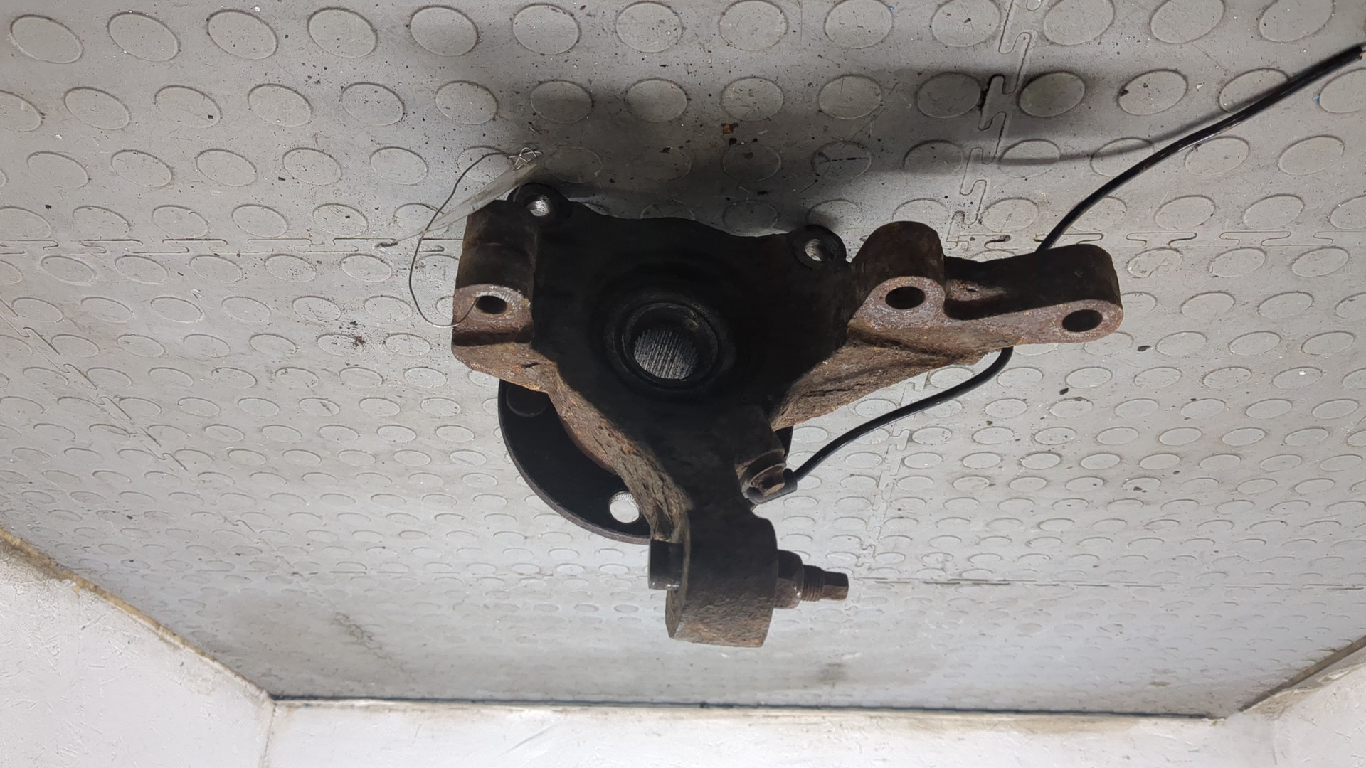 Кулак поворотный передний правый