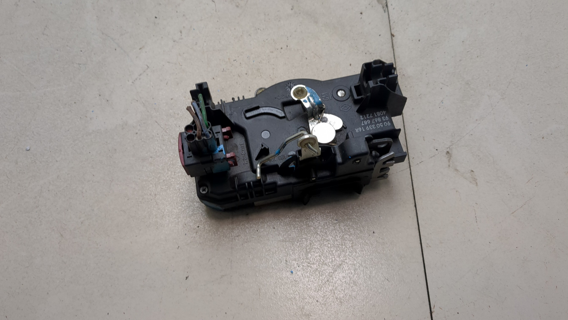 Замок двери задней левой