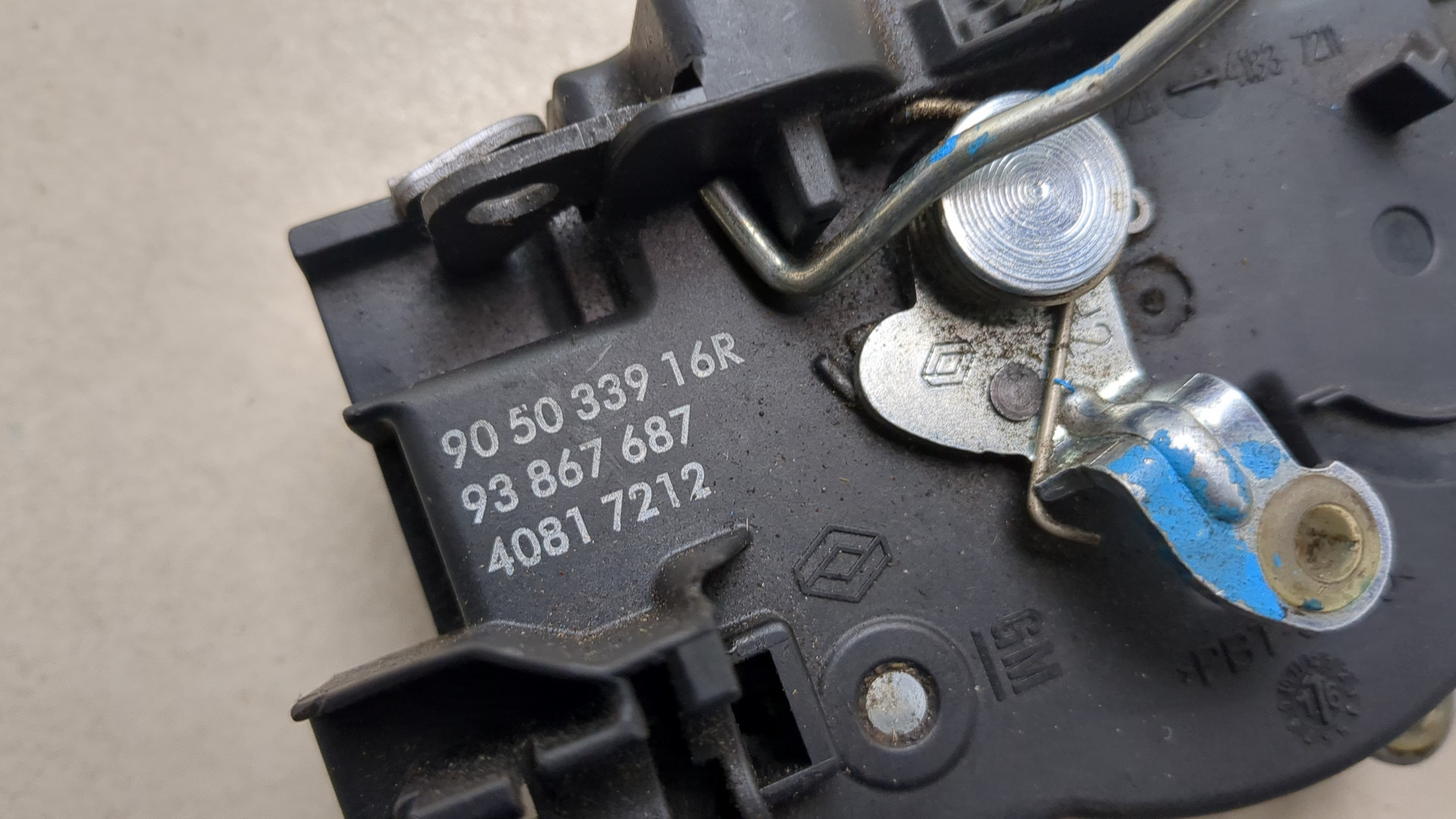 Замок двери задней левой