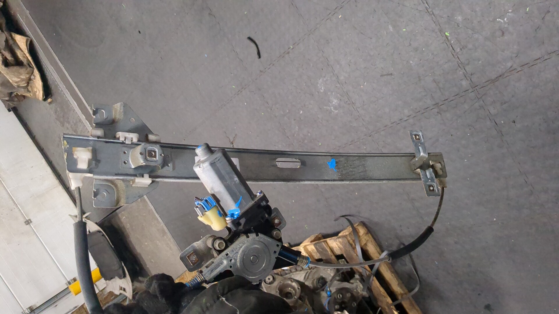 Стеклоподъемник электр. передний правый