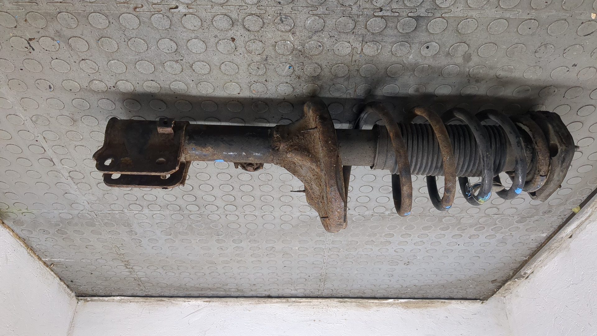 Амортизатор передний левый