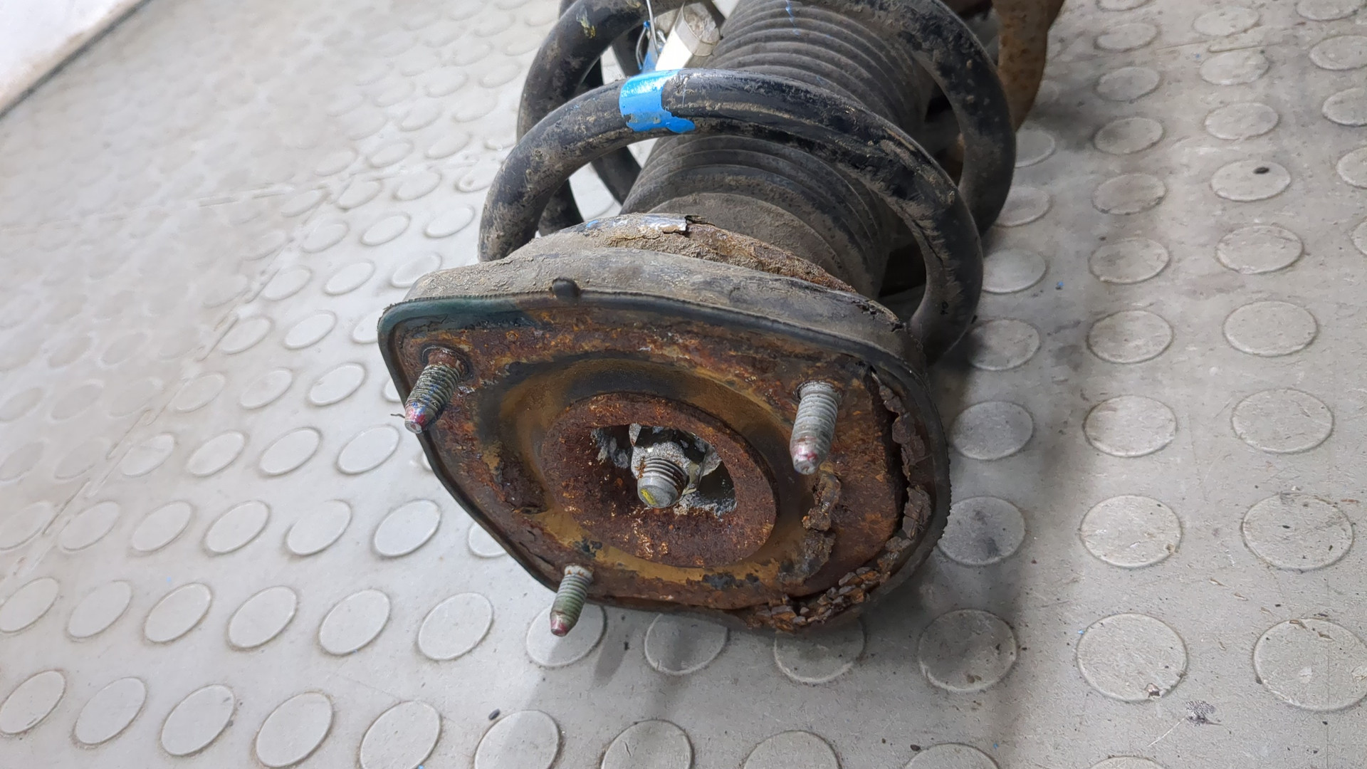 Амортизатор передний левый