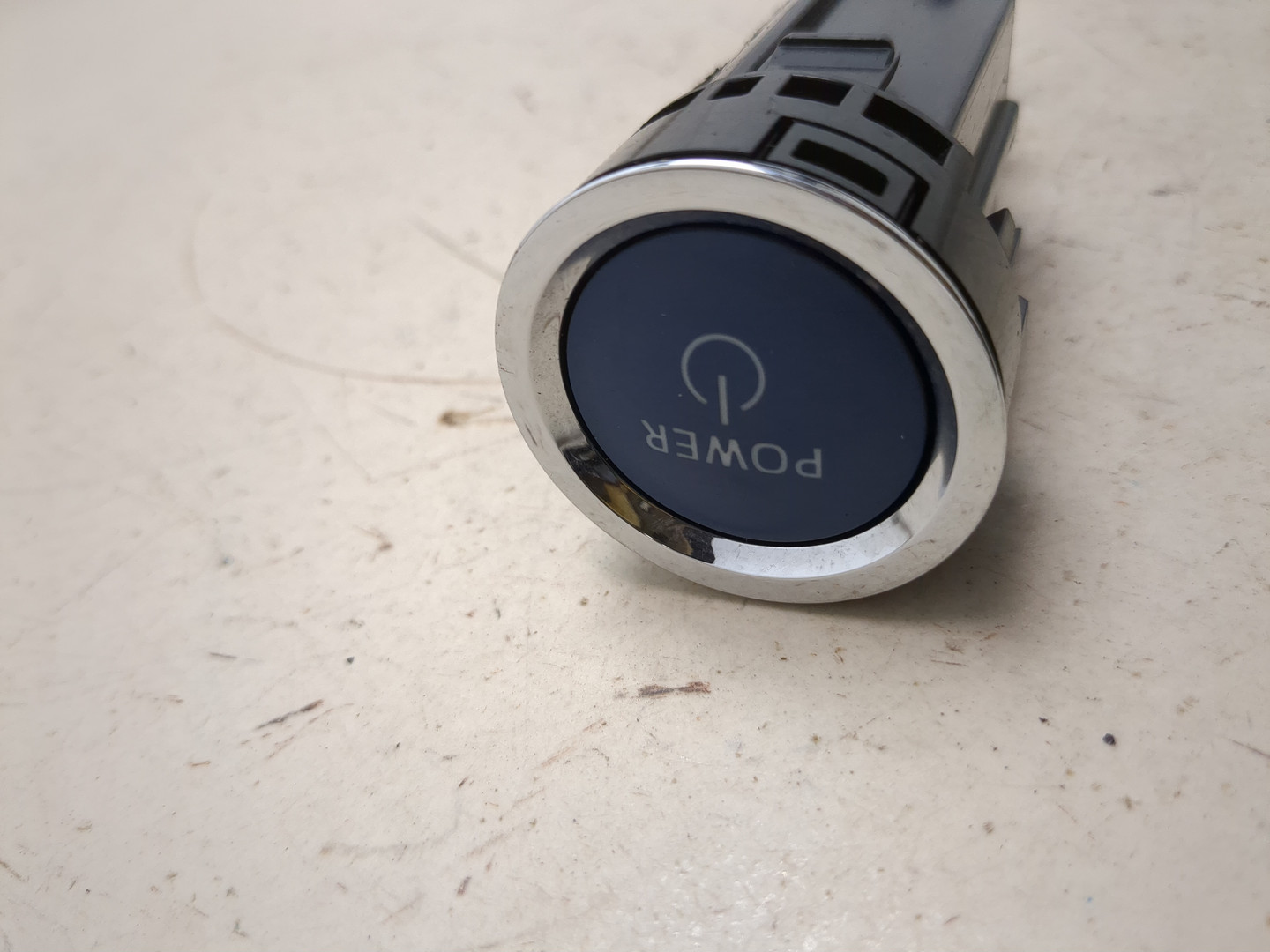 Кнопка запуска двигателя