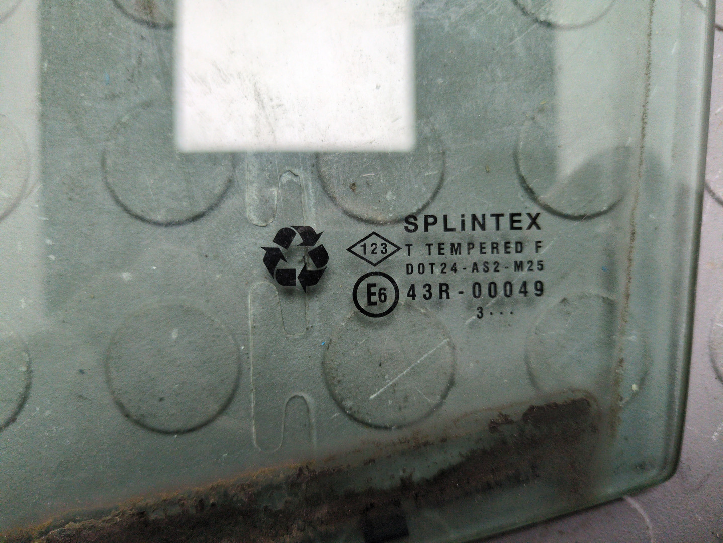 Стекло двери передней левой (форточка)