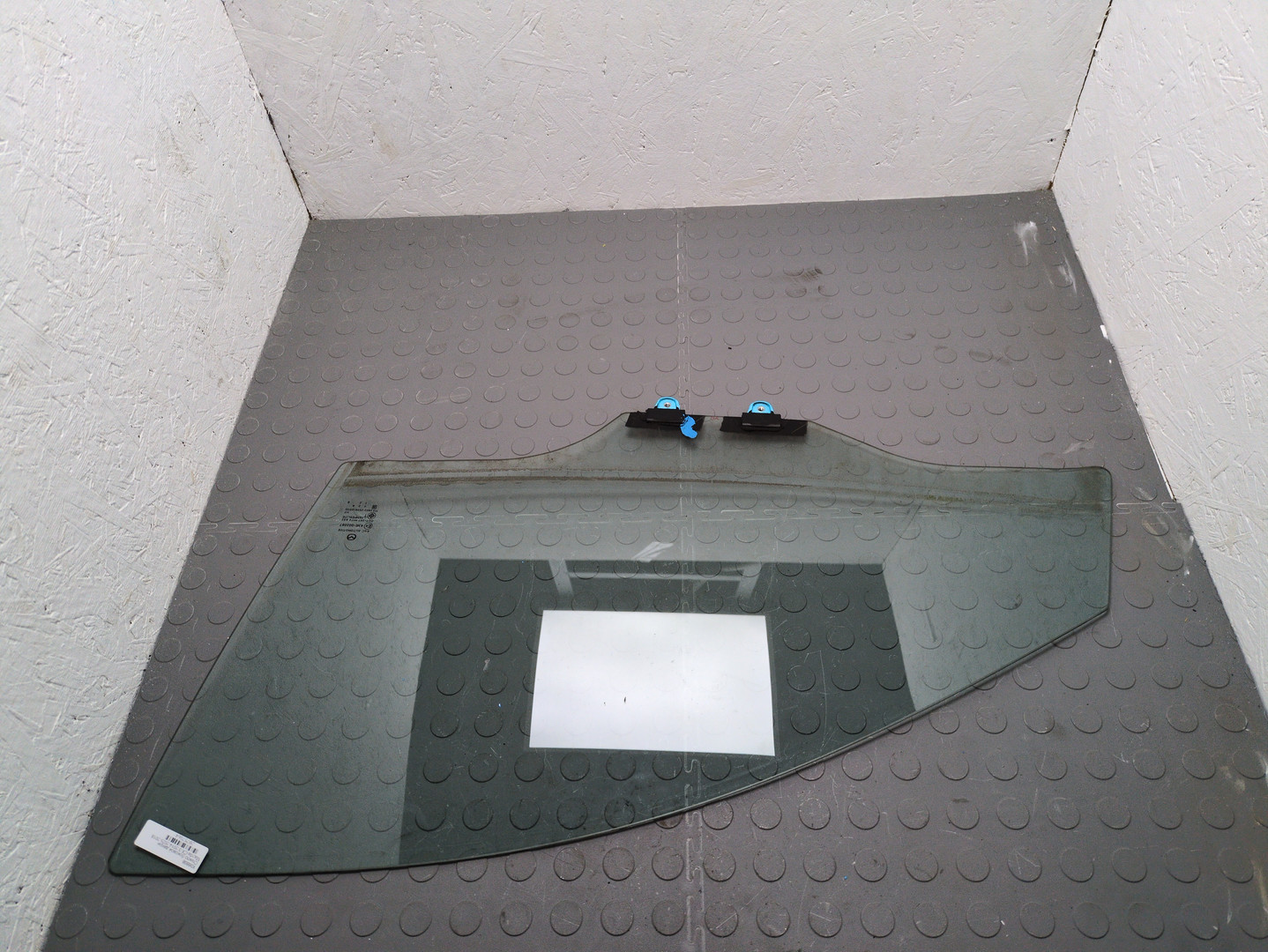 Стекло двери передней левой (форточка)