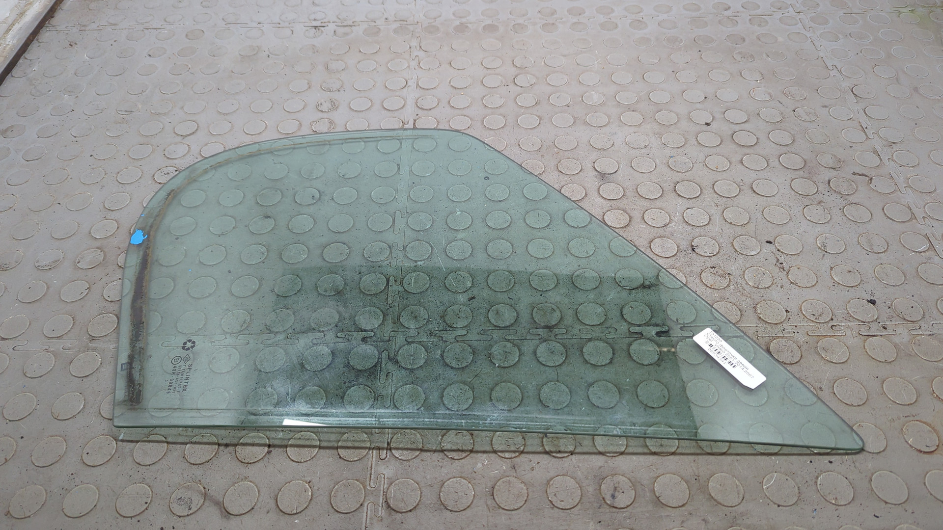 Стекло двери передней левой (форточка)