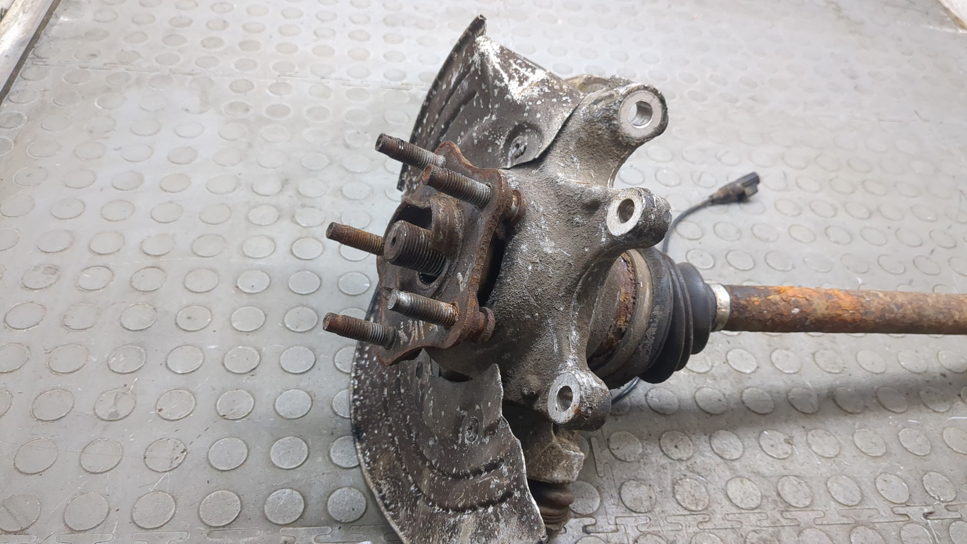 Кулак поворотный задний левый