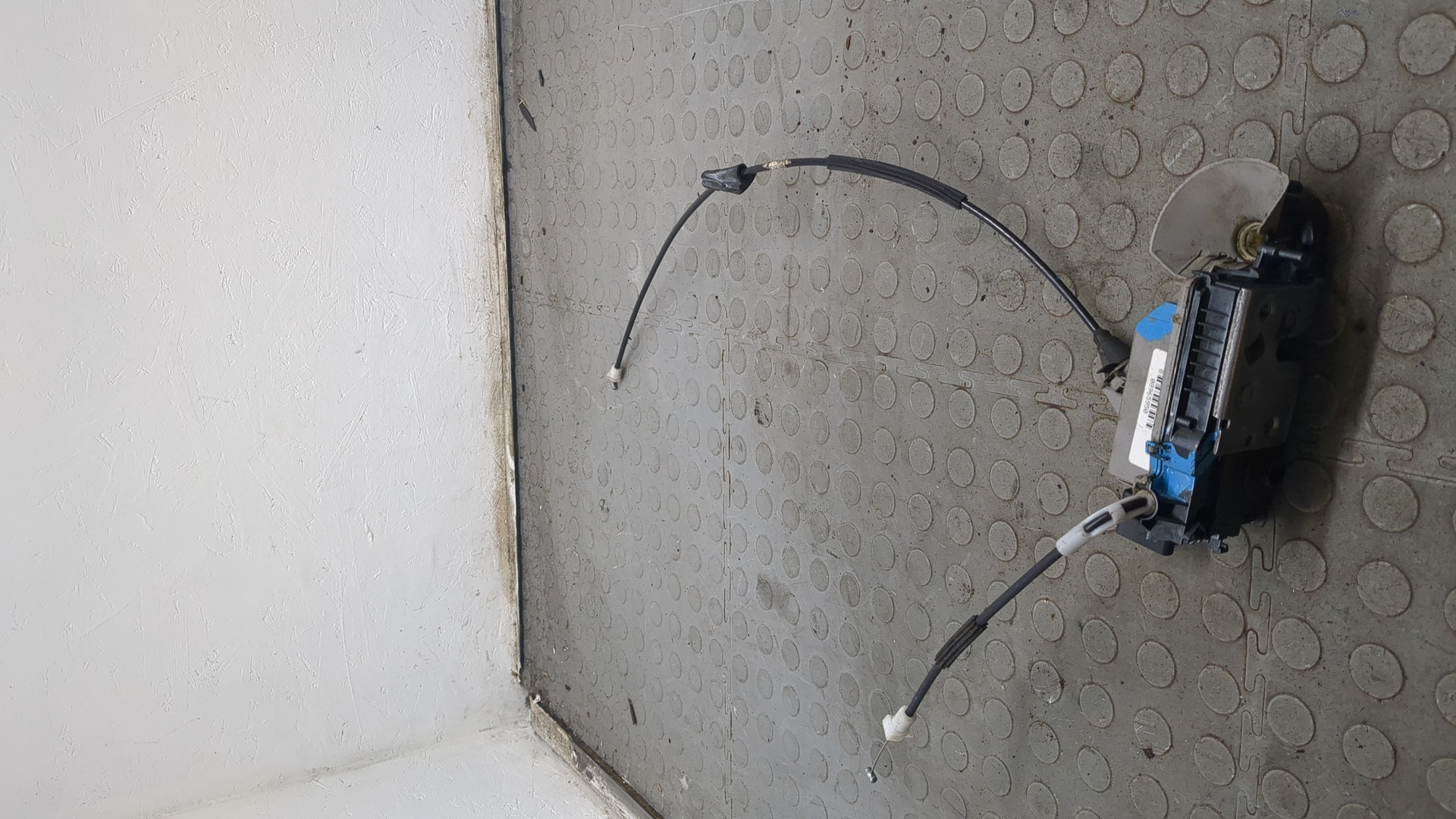 Замок двери передней левой