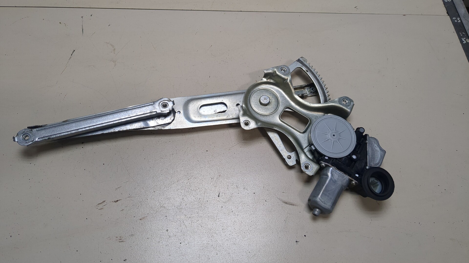 Стеклоподъемник электр. передний правый