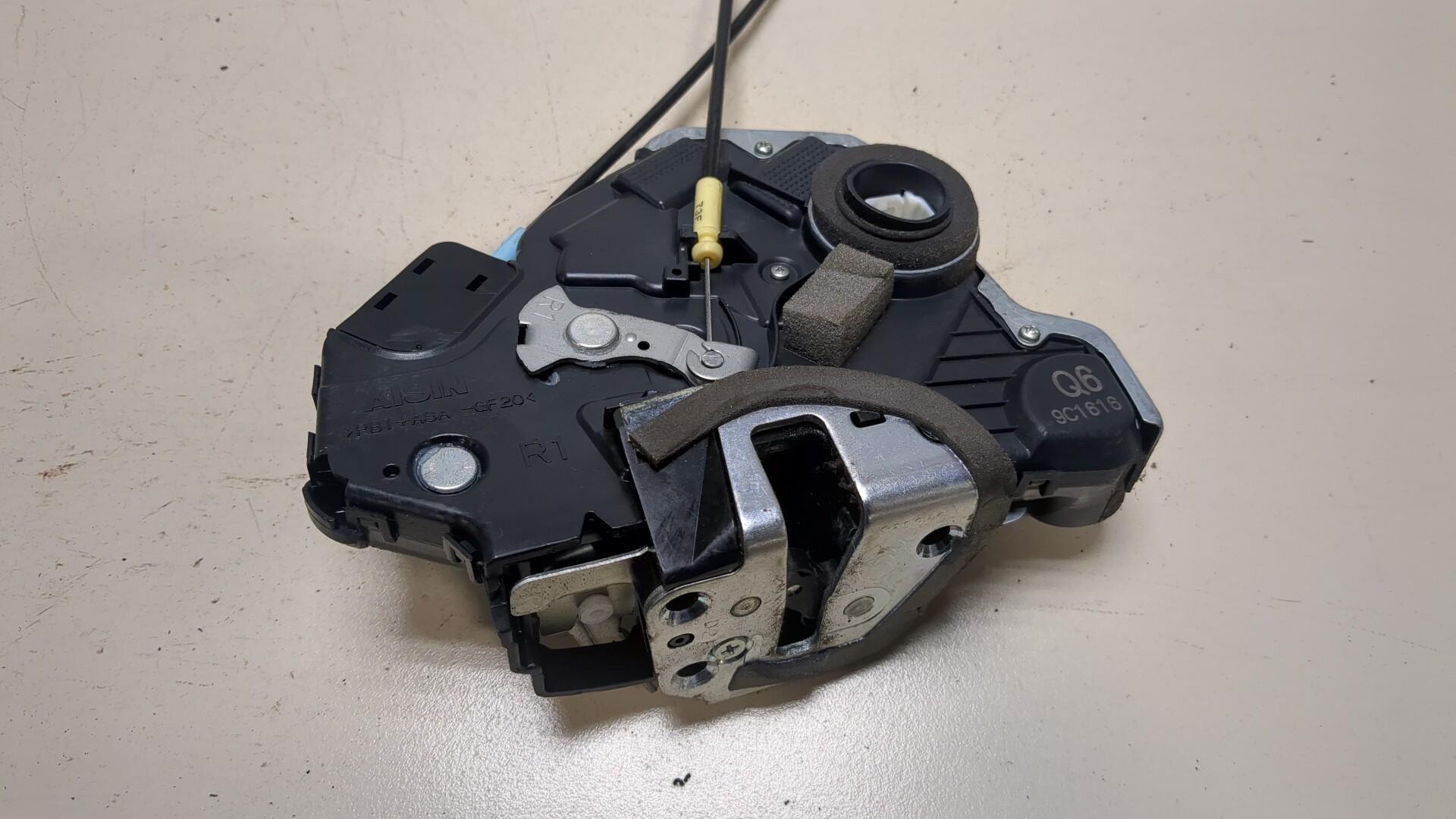 Замок двери передней правой