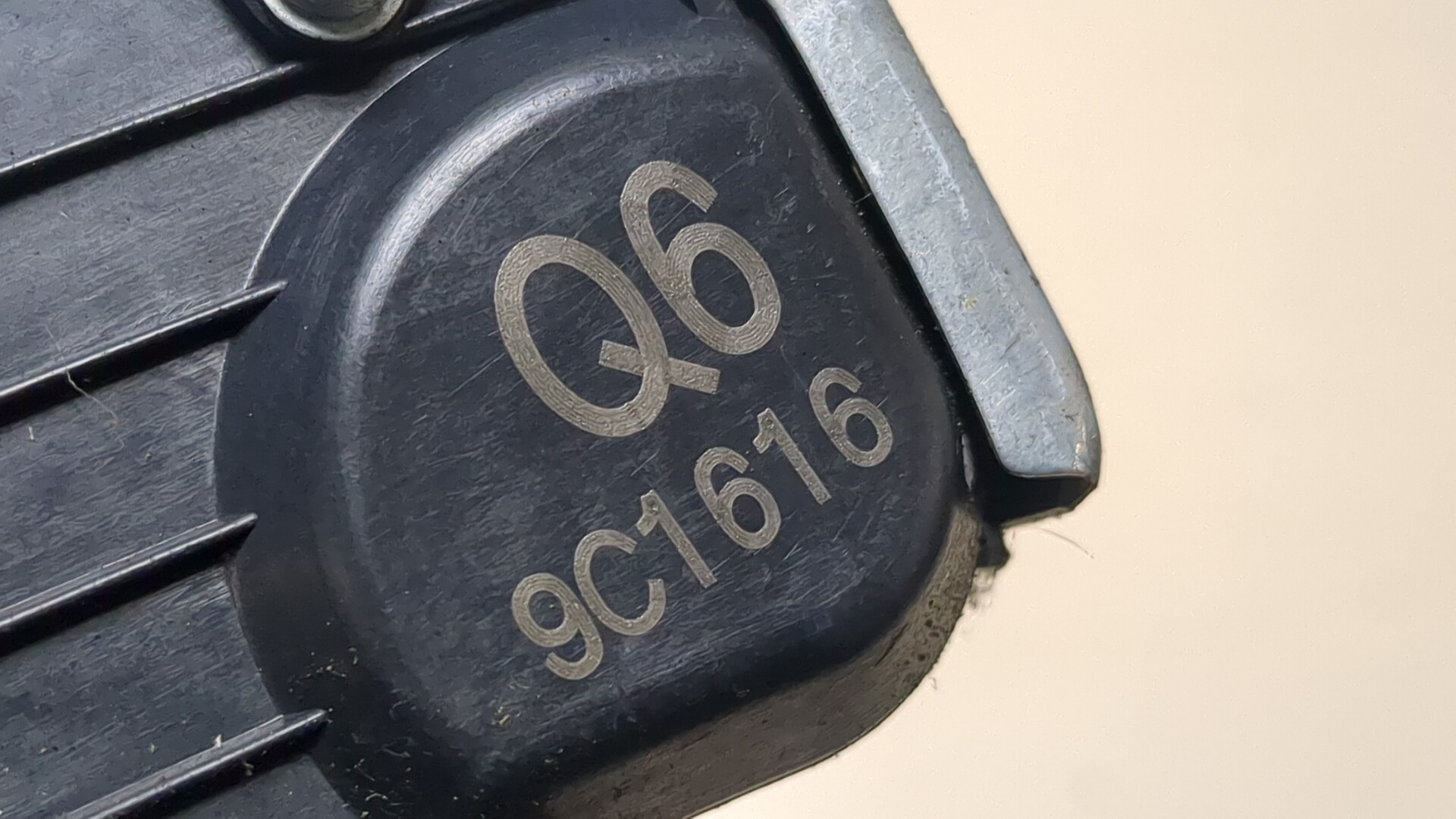 Замок двери передней правой