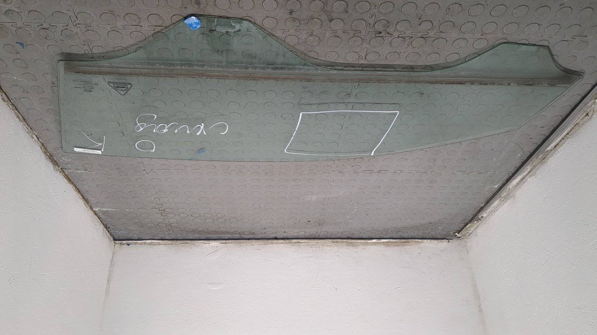 Стекло двери передней левой