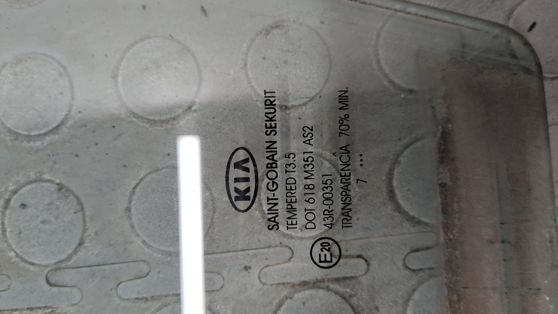 Стекло двери передней левой