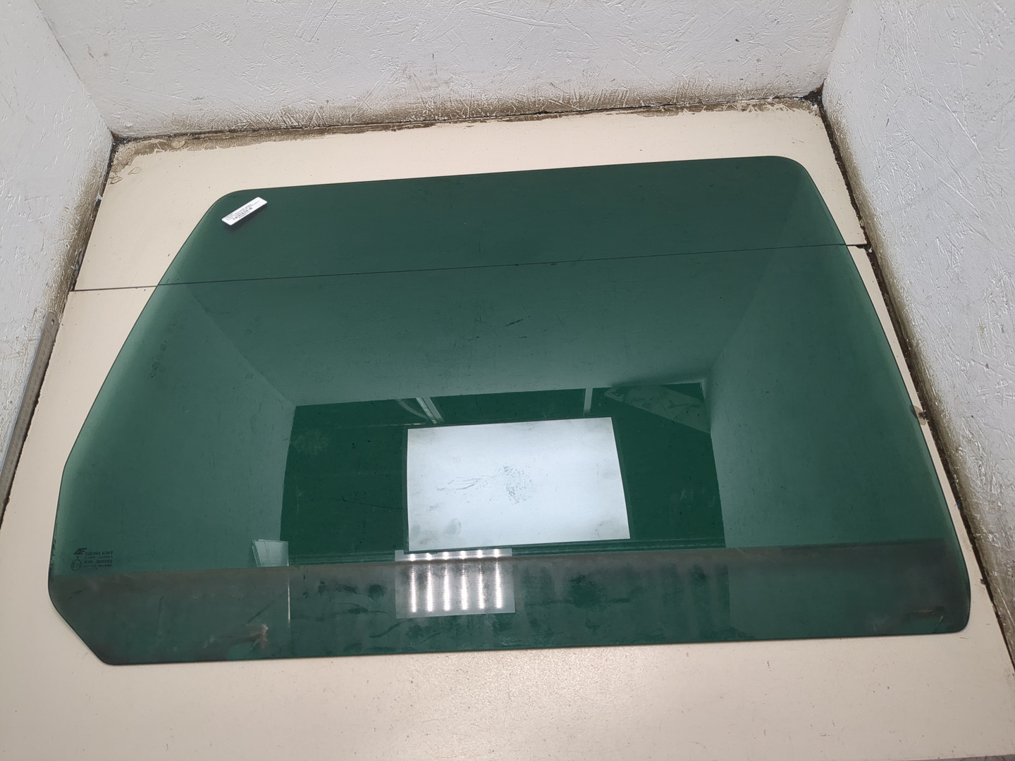 Стекло двери задней правой