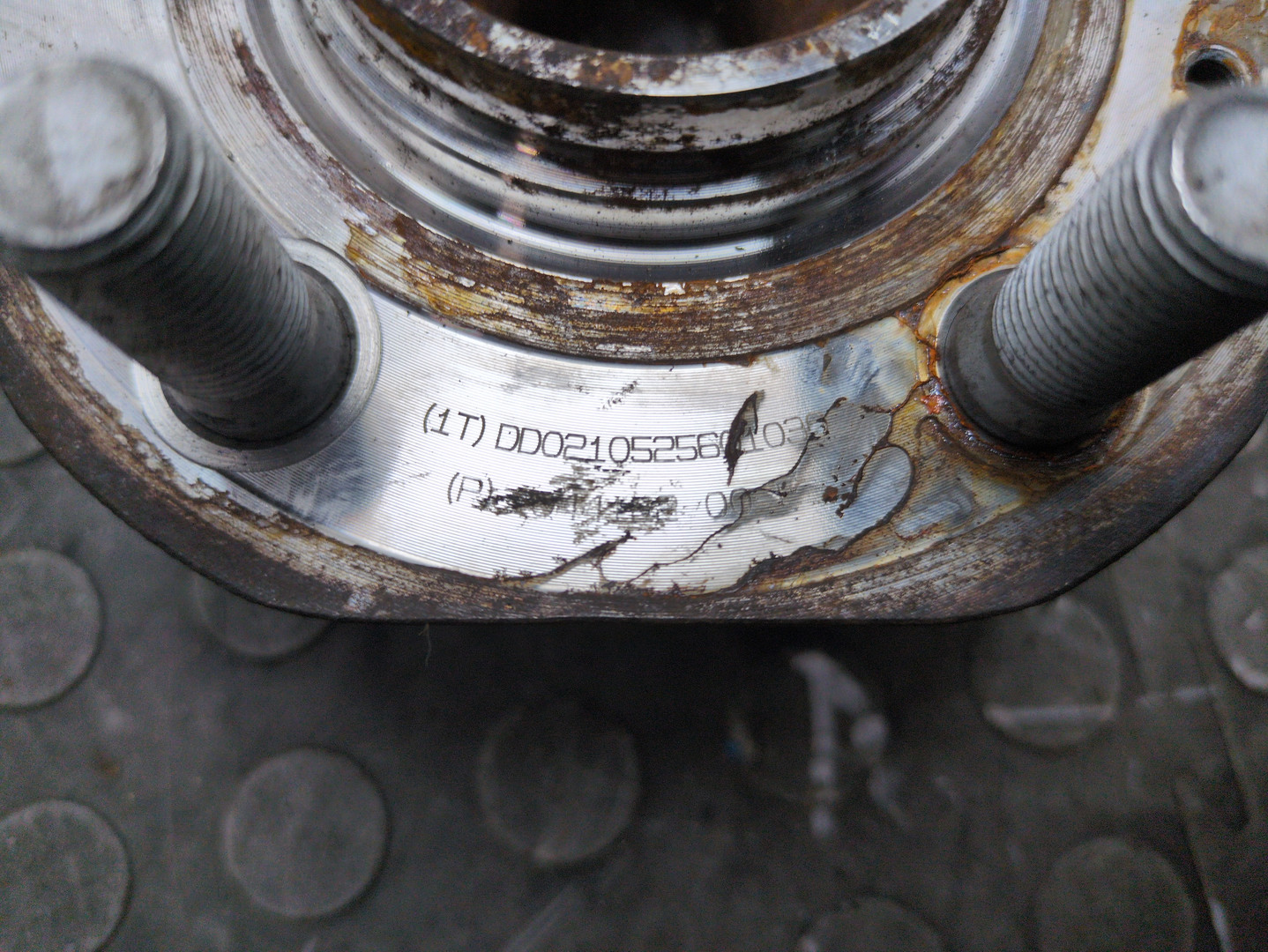 Кулак поворотный передний правый