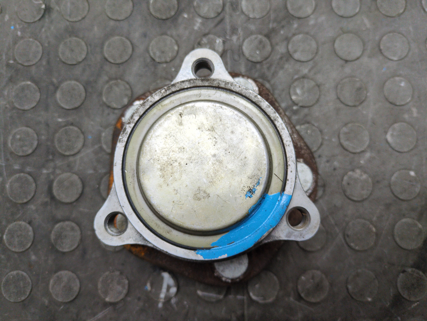 Кулак поворотный передний правый