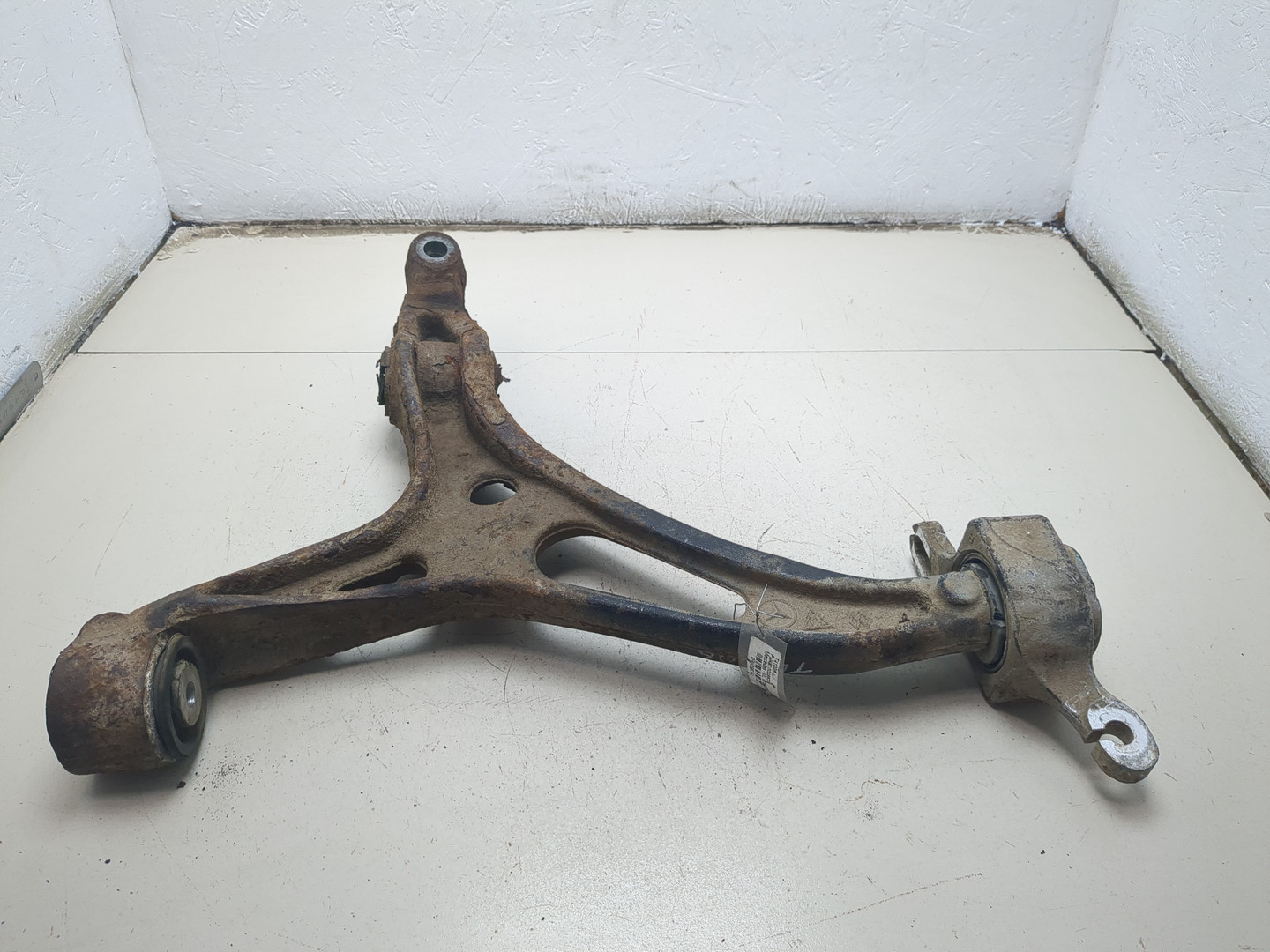 Рычаг передний правый