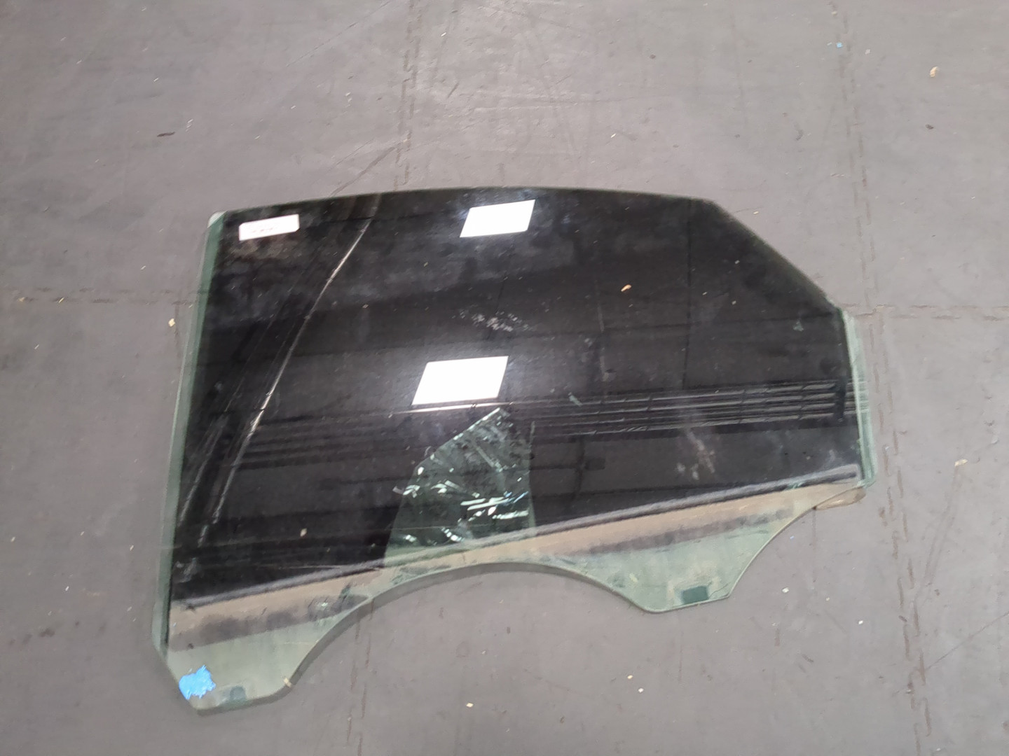 Стекло двери задней левой