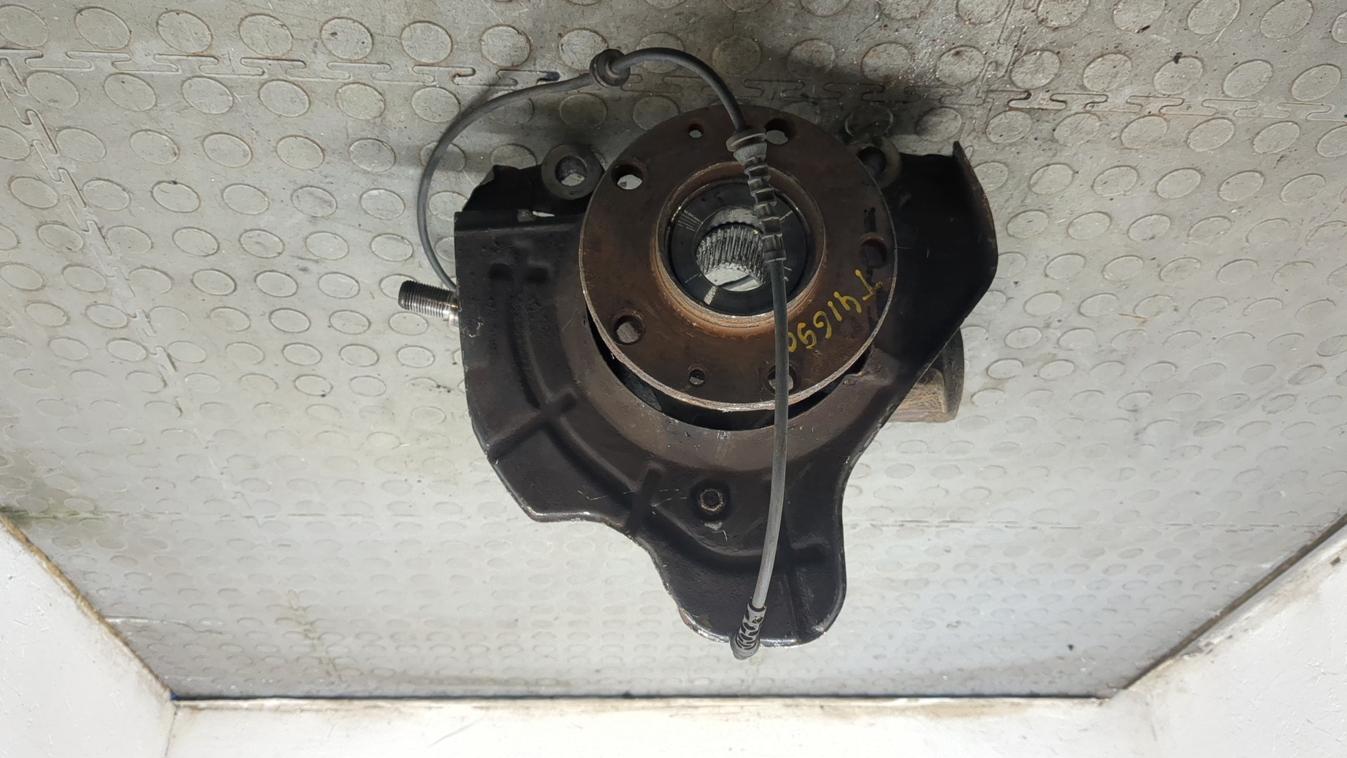 Кулак поворотный передний левый